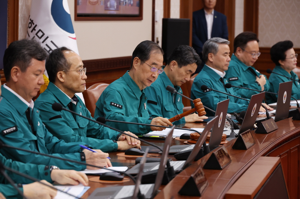 ▲한덕수 국무총리는 25일 정부서울청사에서 국무회의 개회를 알리는 의사봉을 두드리고 있다. (연합뉴스)