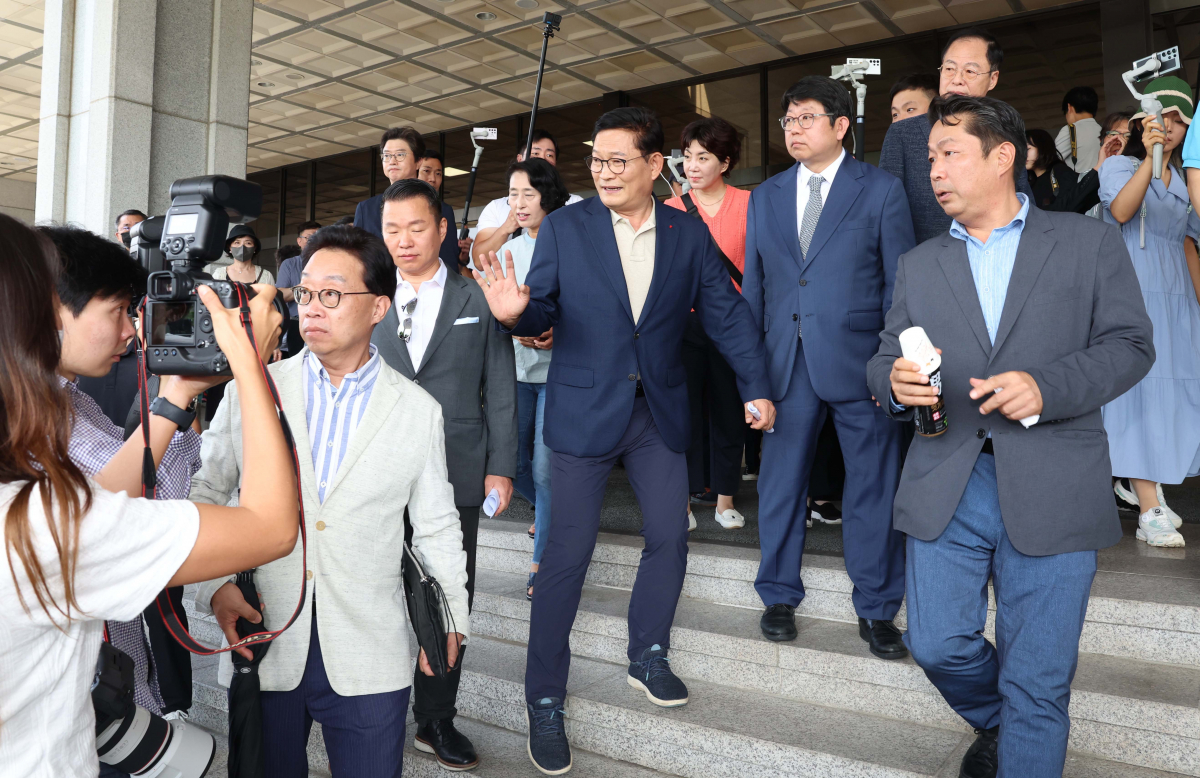 ▲송영길 전 더불어민주당 대표가 25일 서울 서초구 서울중앙지방검찰청에 윤석열 대통령을 공직선거법위반 등의 혐의로 고발한 뒤 청사를 나서고 있다. 신태현 기자 holjjak@