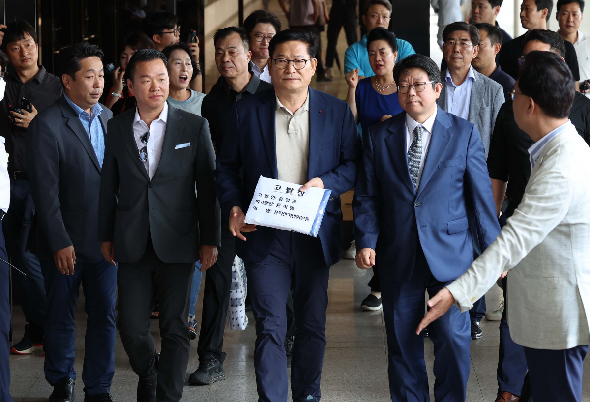 ▲송영길 전 더불어민주당 대표가 25일 서울 서초구 서울중앙지방검찰청에 윤석열 대통령을 공직선거법위반 등의 혐의로 고발하기 위해 청사로 들어서고 있다. 신태현 기자 holjjak@