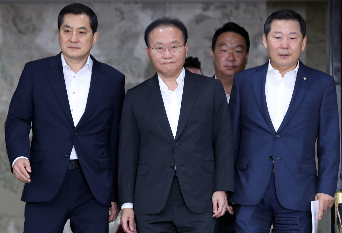 ▲윤재옥 국민의힘 원내대표와 박대출(왼쪽) 정책위의장, 이철규(오른쪽) 사무총장이 25일 오전 서울 여의도 국회에서 열린 원내대책회의에 참석하고 있다. (뉴시스)