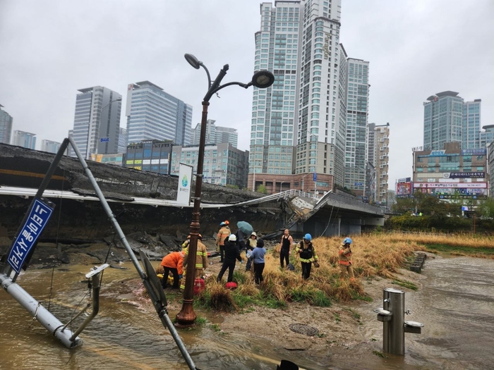 ▲장자교 보행로 붕괴 현장. (경기도소방재단본부)