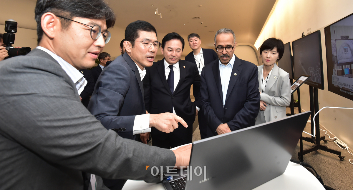 ▲나드미 알 나스르 네옴 CEO와 원희룡 국토교통부 장관이 25일 서울 중구 동대문디자인플라자에서 열린 네옴 로드쇼에 앞서 전시부스를 살펴보고 있다. 조현호 기자 hyunho@