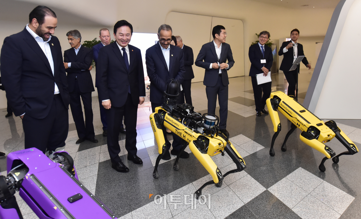 ▲나드미 알 나스르 네옴 CEO와 원희룡 국토교통부 장관이 25일 서울 중구 동대문디자인플라자에서 열린 네옴 로드쇼에 앞서 4족보행 로봇을 살펴보고 있다. 조현호 기자 hyunho@
