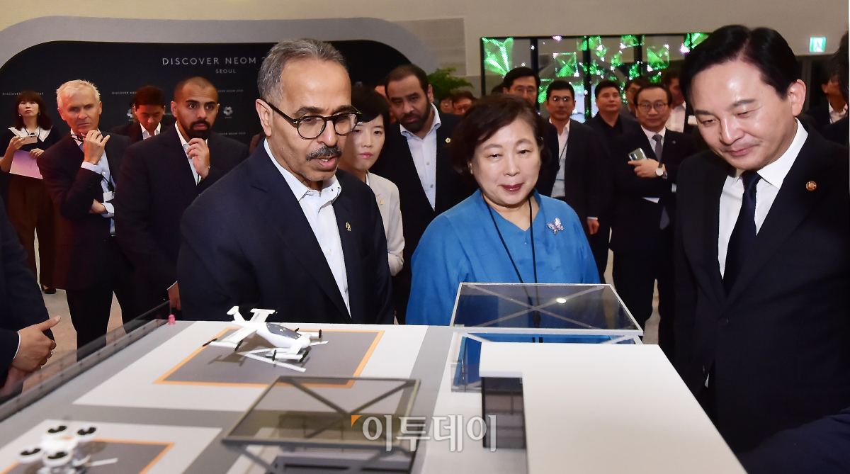 ▲나드미 알 나스르 네옴 CEO와 원희룡 국토교통부 장관이 25일 서울 중구 동대문디자인플라자에서 열린 네옴 로드쇼에 앞서 전시부스를 살펴보고 있다. 조현호 기자 hyunho@