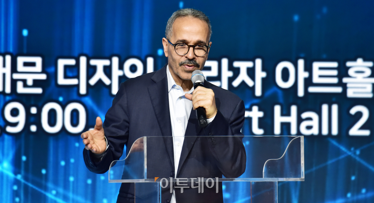 ▲나드미 알 나스르 네옴 CEO가 25일 서울 중구 동대문디자인플라자에서 열린 네옴 로드쇼에서 환영사를 하고 있다. 조현호 기자 hyunho@