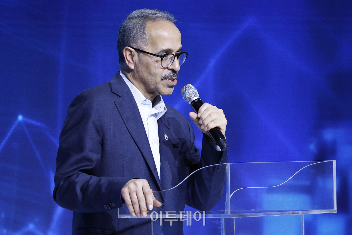 ▲나드미 알 나스르 네옴 CEO가 25일 서울 중구 동대문디자인플라자에서 열린 네옴 로드쇼에서 환영사를 하고 있다. 조현호 기자 hyunho@