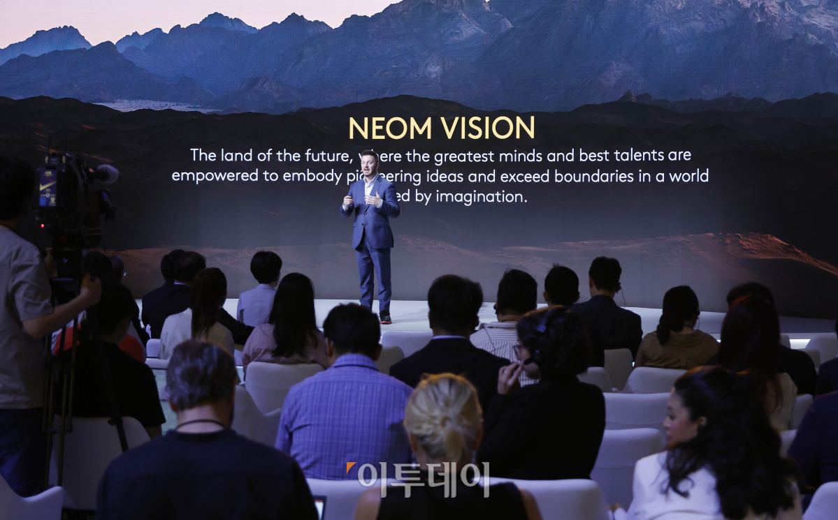 ▲론 보우커 네옴 CEO 비서실장이 25일 서울 중구 동대문디자인플라자에서 열린 네옴 로드쇼 미디어컨퍼런스에서 '네옴 프로젝트 발표'를 하고 있다. 조현호 기자 hyunho@