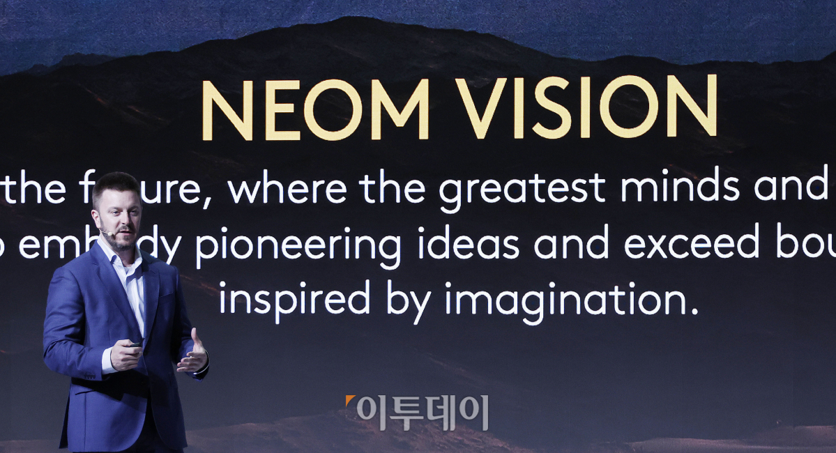 ▲론 보우커 네옴 CEO 비서실장이 25일 서울 중구 동대문디자인플라자에서 열린 네옴 로드쇼 미디어컨퍼런스에서 '네옴 프로젝트 발표'를 하고 있다. 조현호 기자 hyunho@