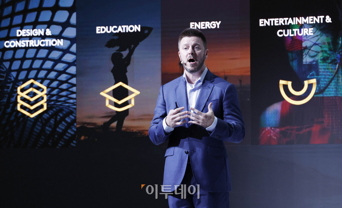 ▲론 보우커 네옴 CEO 비서실장이 25일 서울 중구 동대문디자인플라자에서 열린 네옴 로드쇼 미디어컨퍼런스에서 '네옴 프로젝트 발표'를 하고 있다. 조현호 기자 hyunho@