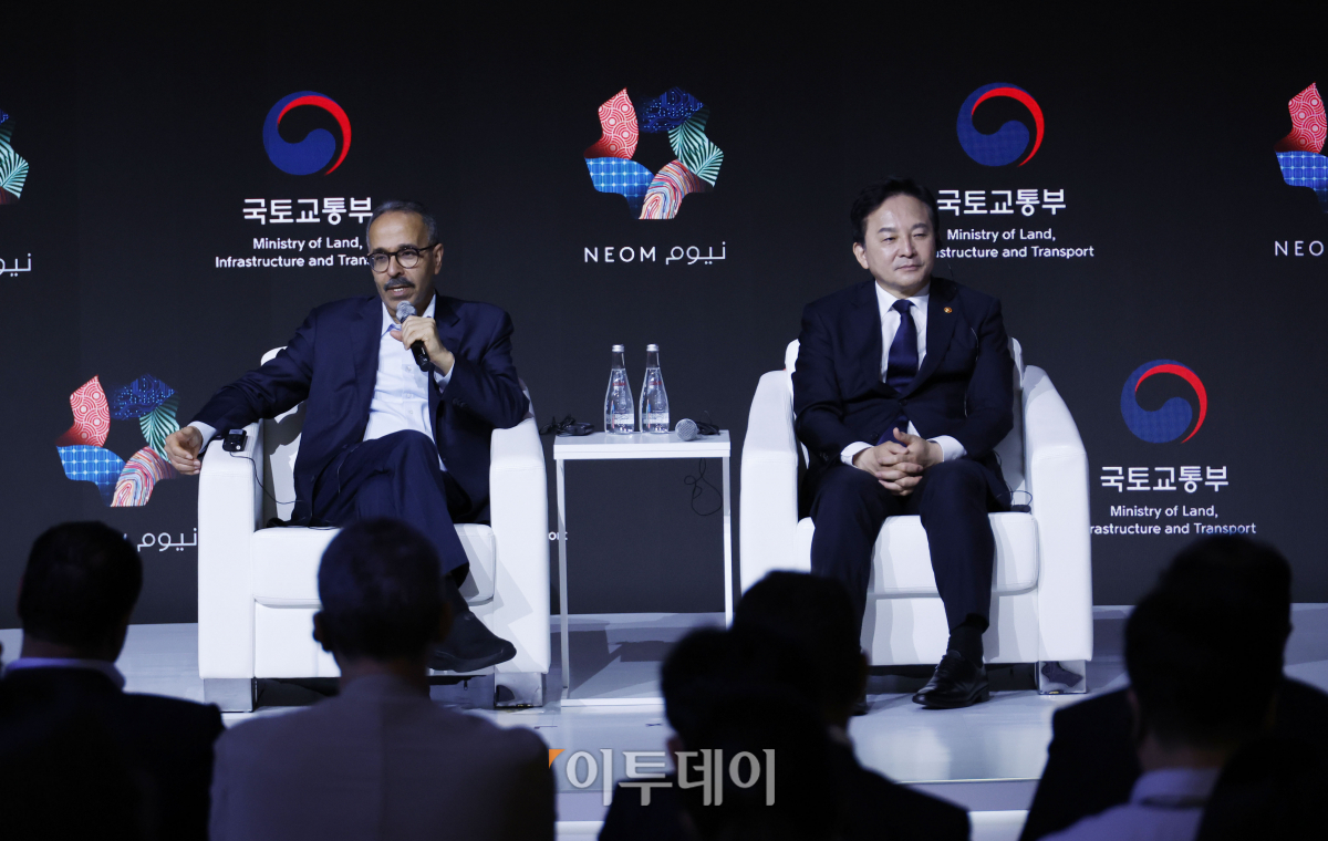 ▲나드미 알 나스르 네옴 CEO가 25일 오전 서울 중구 동대문디자인플라자에서 열린 네옴 로드쇼 미디어 컨퍼런스에서 취재진의 질문에 답하고 있다. 조현호 기자 hyunho@