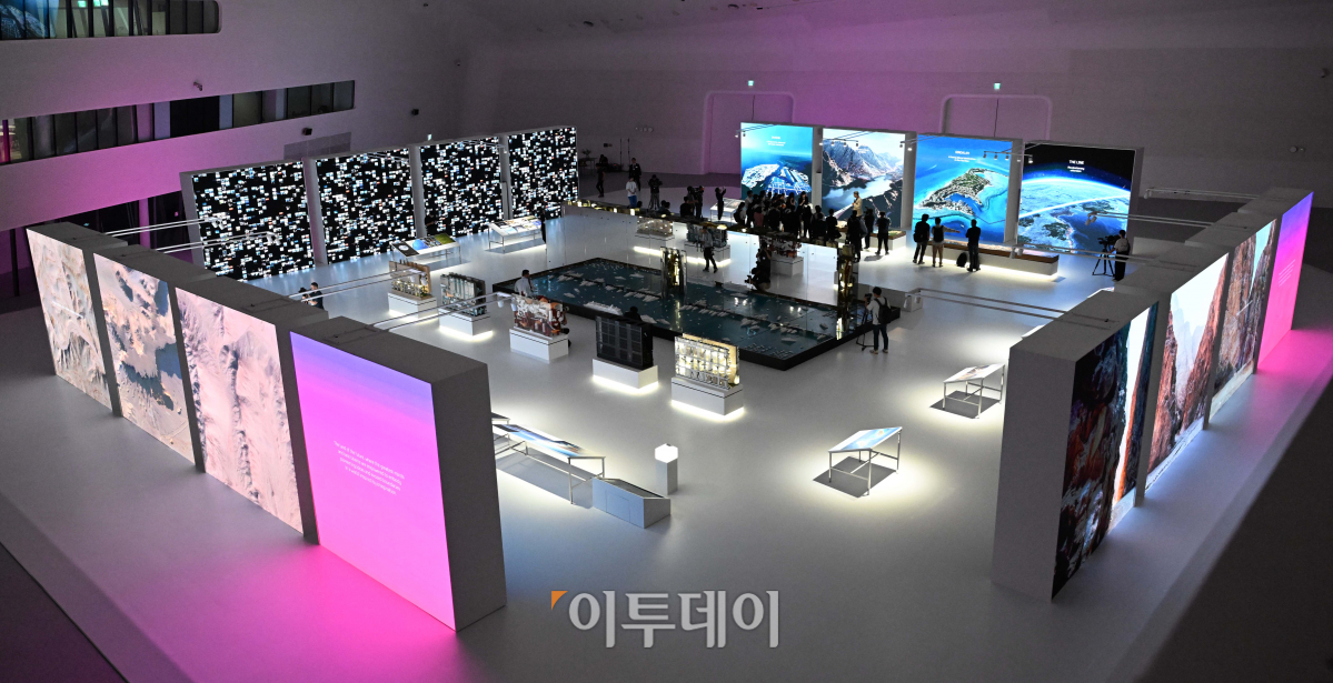 ▲25일 서울 중구 동대문디자인플라자에서 열린 네옴시티 전시회 사전공개 행사에서 관람객들이 전시물을 관람하고 있다. 조현호 기자 hyunho@