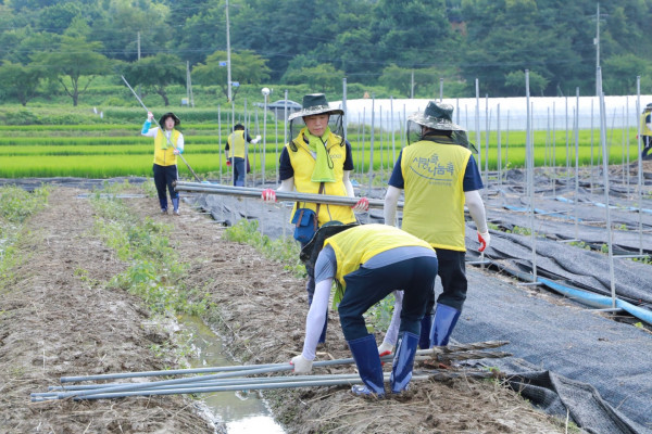 ▲이상훈 한국산업단지공단 이사장과 임직원 30명은 25일 경북 예천군 용궁면 호우 피해 현장을 찾아 복구지원 활동을 진행했다. (사진제공=한국산업단지공단)