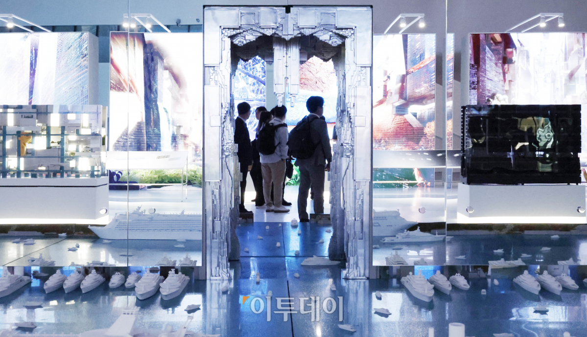 ▲25일 서울 중구 동대문디자인플라자에서 열린 네옴시티 전시회 사전공개 행사에서 관람객들이 전시물을 관람하고 있다. 조현호 기자 hyunho@