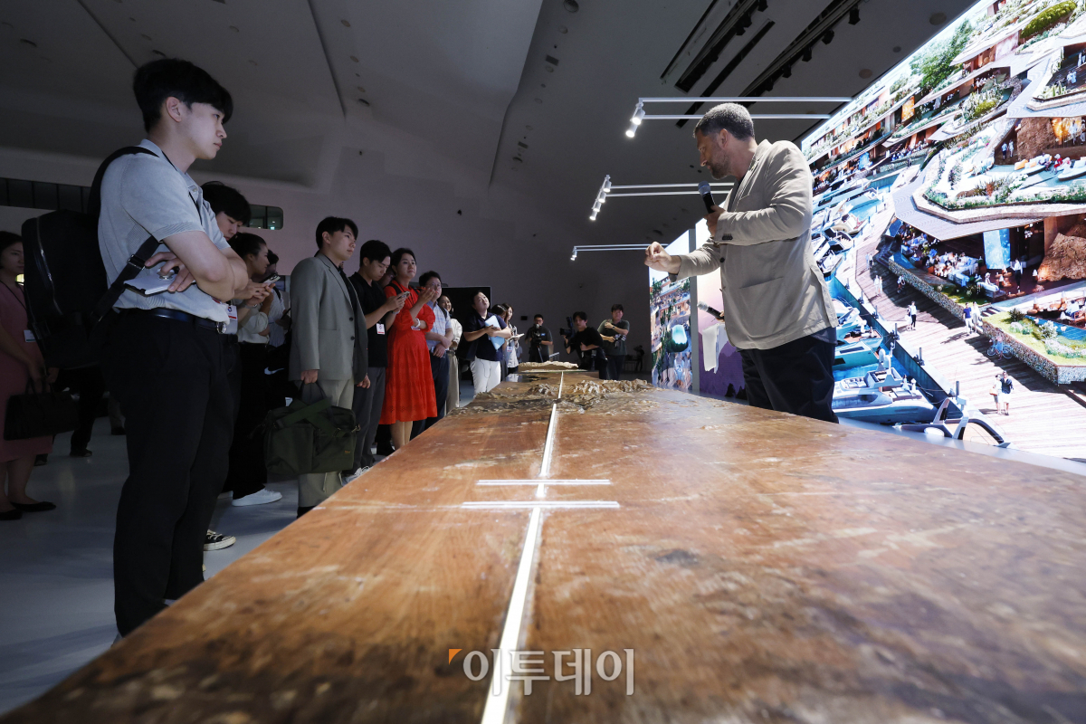 ▲25일 서울 중구 동대문디자인플라자에서 열린 네옴시티 전시회 사전공개 행사에서 관계자가 네옴시티 프로젝트에 대한 설명을 하고 있다. 조현호 기자 hyunho@