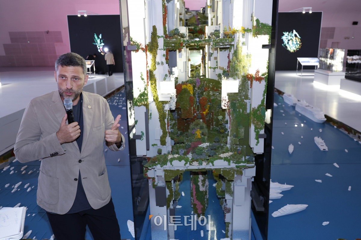 ▲25일 서울 중구 동대문디자인플라자에서 열린 네옴시티 전시회 사전공개 행사에서 관계자가 네옴시티 프로젝트에 대한 설명을 하고 있다. 조현호 기자 hyunho@