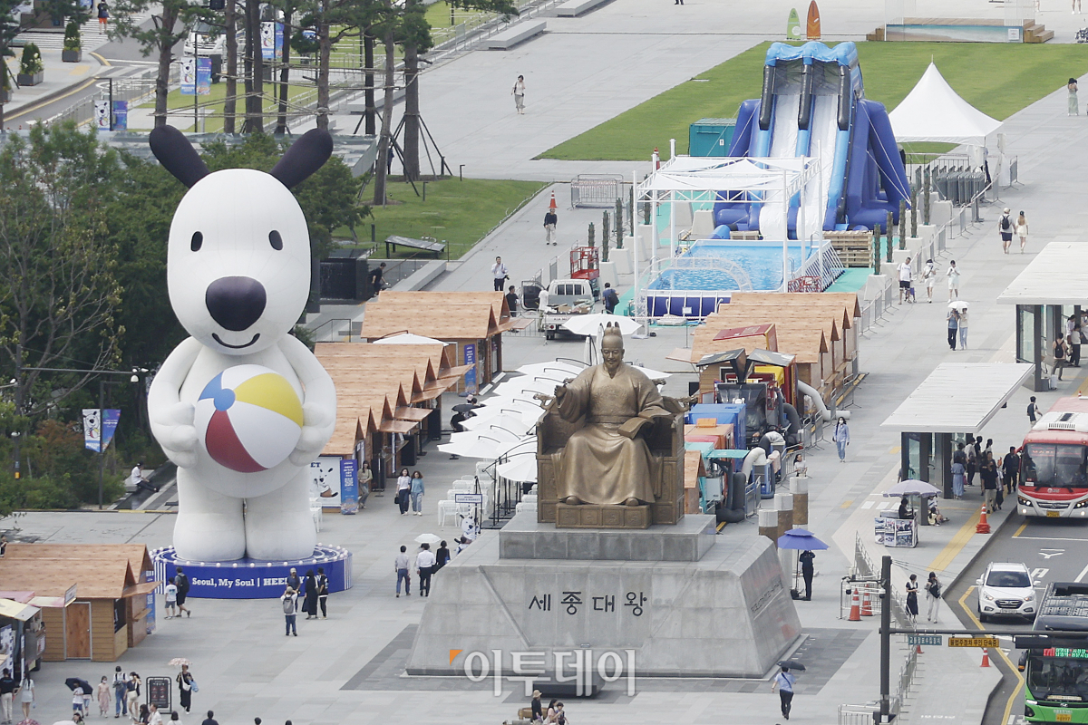 ▲25일 오후 서울 종로구 광화문광장에서 '2023 서울썸머비치' 행사 준비가 한창이다. 서울시는 서울관광재단과 함께 28일부터 내달 13일까지 '2023 서울썸머비치'를 운영한다. 광화문광장에서는 대형 수영장과 워터 슬라이드가 설치돼 물놀이를 즐길 수 있다. 조현호 기자 hyunho@