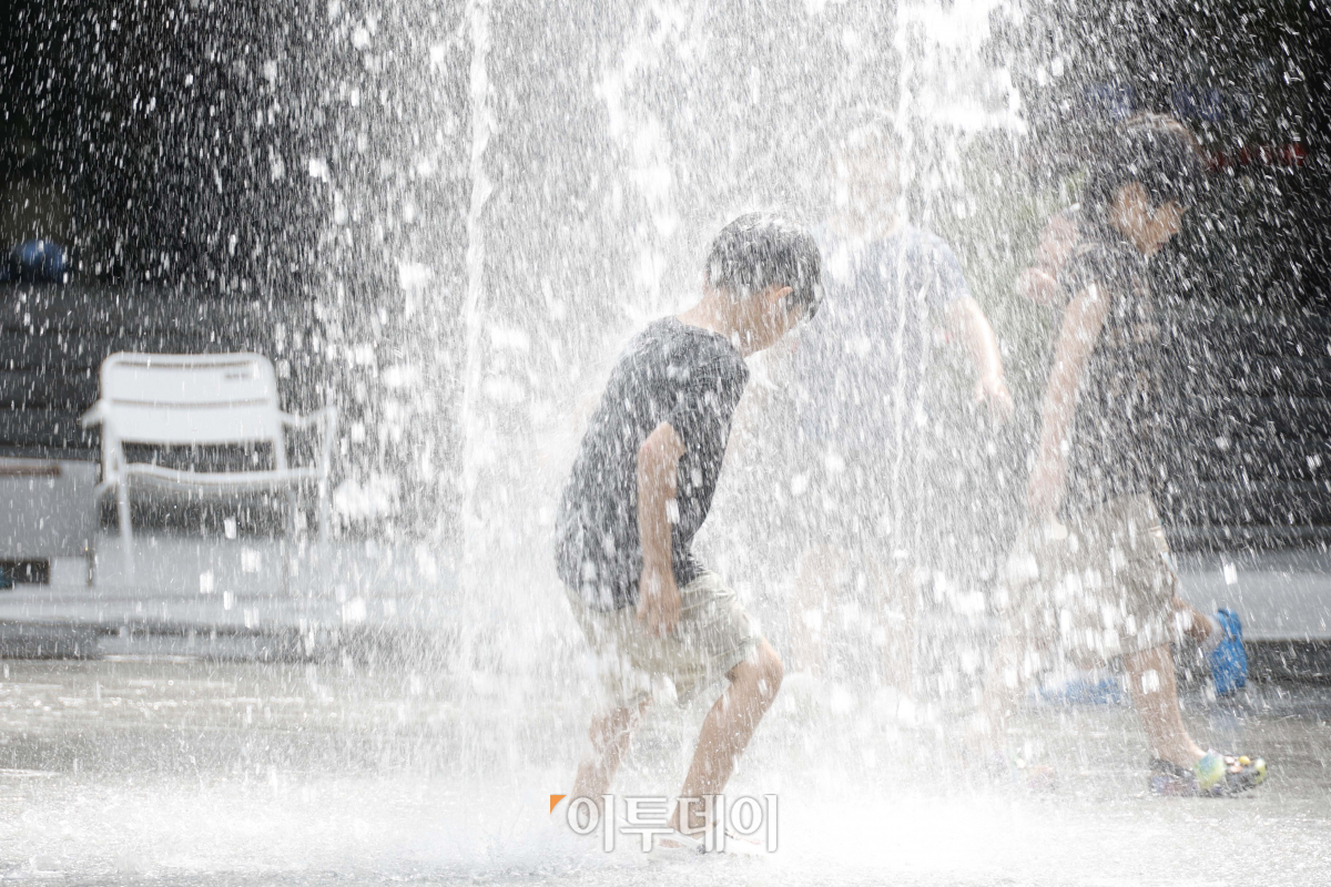 ▲전국 대부분 지역에 폭염주의보가 내려진 25일 서울 종로구 광화문광장 분수대에서 아이들이 물놀이를 하며 더위를 식히고 있다. 조현호 기자 hyunho@