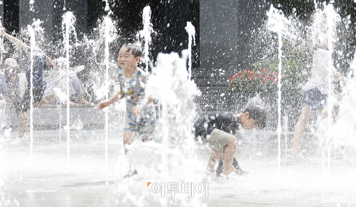 ▲전국 대부분 지역에 폭염주의보가 내려진 25일 서울 종로구 광화문광장 분수대에서 아이들이 물놀이를 하며 더위를 식히고 있다. 조현호 기자 hyunho@
