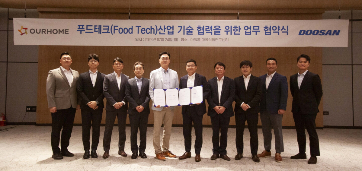 ▲ 24일 아워홈 본사에서 진행된 업무협약식에서 이동훈 아워홈 부사장(왼쪽에서 다섯 번째)과 류정훈 두산로보틱스 대표이사(왼쪽에서 여섯 번째)가 푸드테크 산업 기술협력을 위한 업무협약을 체결한 후 기념사진을 촬영하고 있다. (사진제공=아워홈)