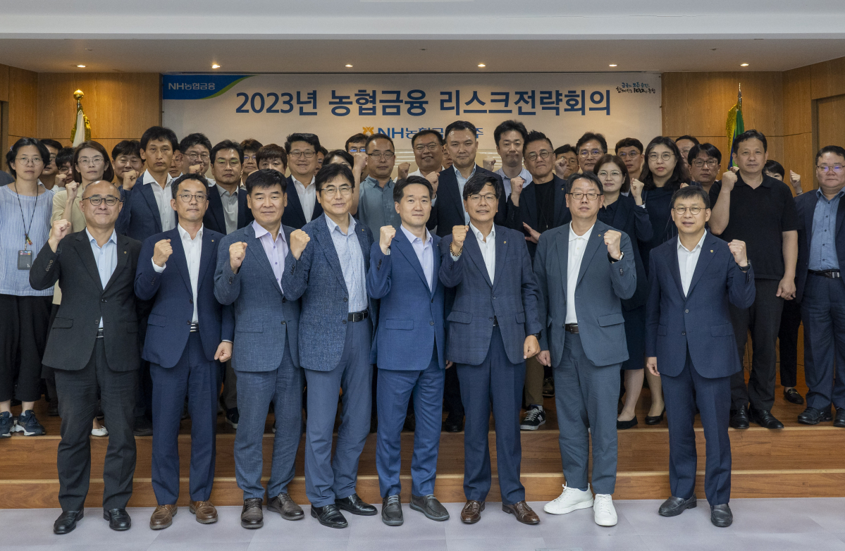 ▲25일 서울 여의도 소재 농협캐피탈 본사 회의실에서 개최된 2023년 하반기 리스크전략회의에서 강신노 농협금융 리스크관리부문장(앞줄 왼쪽에서 여섯 번째)과 계열사 CRO 및 실무책임자들이 기념촬영을 하고 있다. (사진제공= 농협금융)