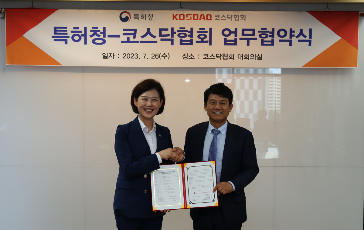 ▲이인실 특허청장(왼쪽)과 오흥식 코스닥협회장. (사진제공=코스닥협회)