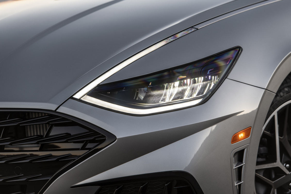 ▲현대차 8세대 쏘나타의 주간주행등 모습. 램프 점등 여부에 따라 새로운 디자인이 드러난다. LED 불빛이 보디 라인으로 자연스럽게 스며드는 '심리스' 기술이다.   (사진제공=현대차)