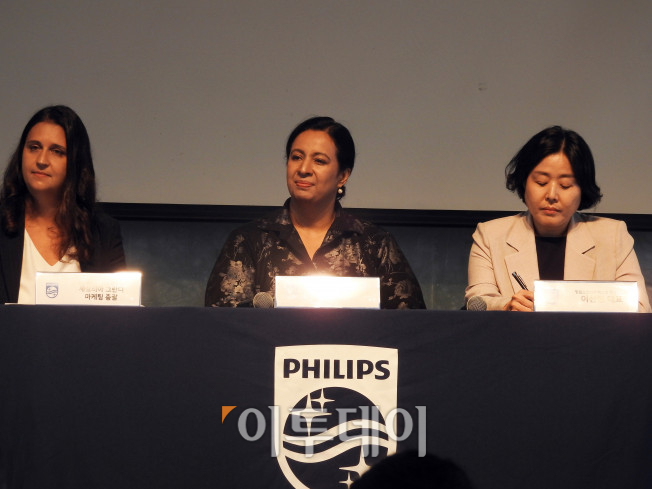 ▲(왼쪽부터) 세실리아 그란디(Cecilia Grandi) 필립스 JAPAC(아시아태평양지역) 퍼스널 헬스 사업부 마케팅 총괄, 딥타 칸나(Deeptha Khanna) 필립스 퍼스널 헬스 사업부 글로벌 대표, 이선영 필립스코리아 퍼스널 헬스 사업부 대표가 기자간담회에서 발언하고 있다. (노상우 기자 nswreal@)