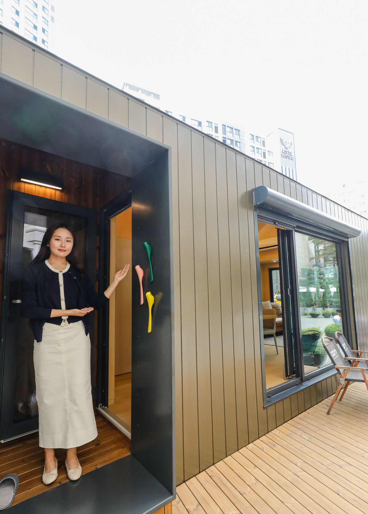 ▲26일 서울 성북구에 위치한 현대백화점 미아점 2층 후문 광장에서 모델이 간삼생활디자인의 ‘이동식 주택’을 소개하고 있다. (사진제공=현대백화점)