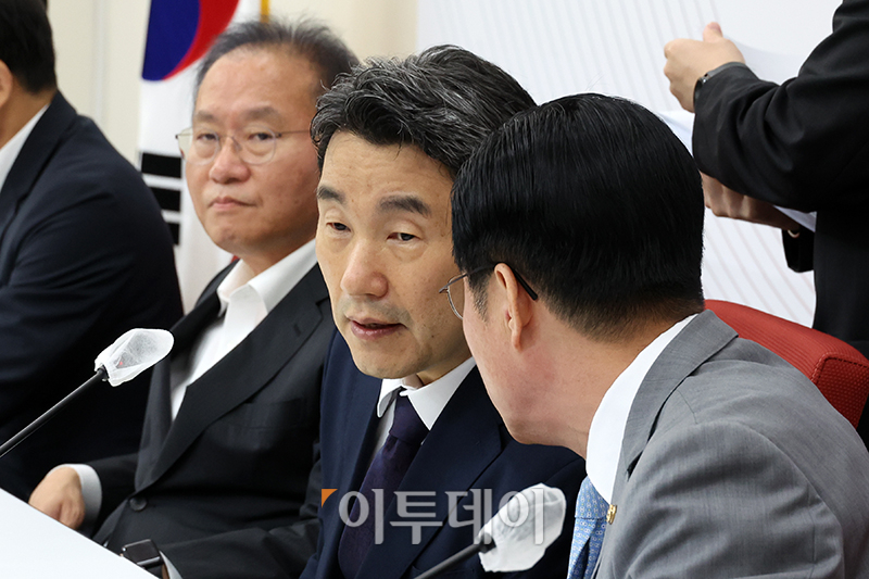 ▲이주호(가운데) 사회부총리 겸 교육부 장관이 26일 서울 여의도 국회에서 열린 교권 보호 및 회복방안 관련 당정협의회에서 이태규 국민의힘 정책위부의장 겸 교육위 간사와 대화하고 있다. 왼쪽은 윤재옥 원내대표. 고이란 기자 photoeran@