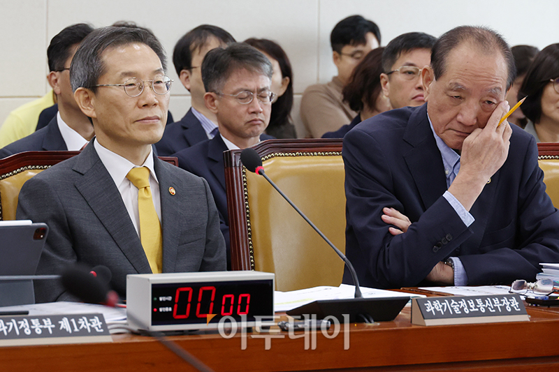 ▲26일 서울 여의도 국회에서 열린 과학기술정보방송통신위원회에 야당 의원들이 불참한 가운데 이종호(왼쪽) 과학기술정보통신부 장관, 김효재 방송통신위원장 직무대행이 의원 질의를 듣고 있다. 고이란 기자 photoeran@