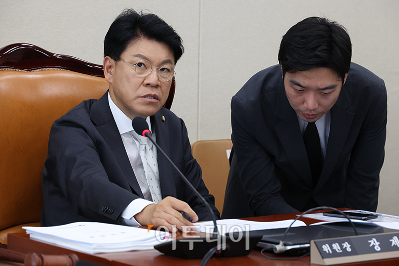 ▲26일 서울 여의도 국회에서 열린 과학기술정보방송통신위원회에 야당 의원들이 불참한 가운데 장제원(왼쪽) 위원장이 국회 관계자와 대화하고 있다. 고이란 기자 photoeran@