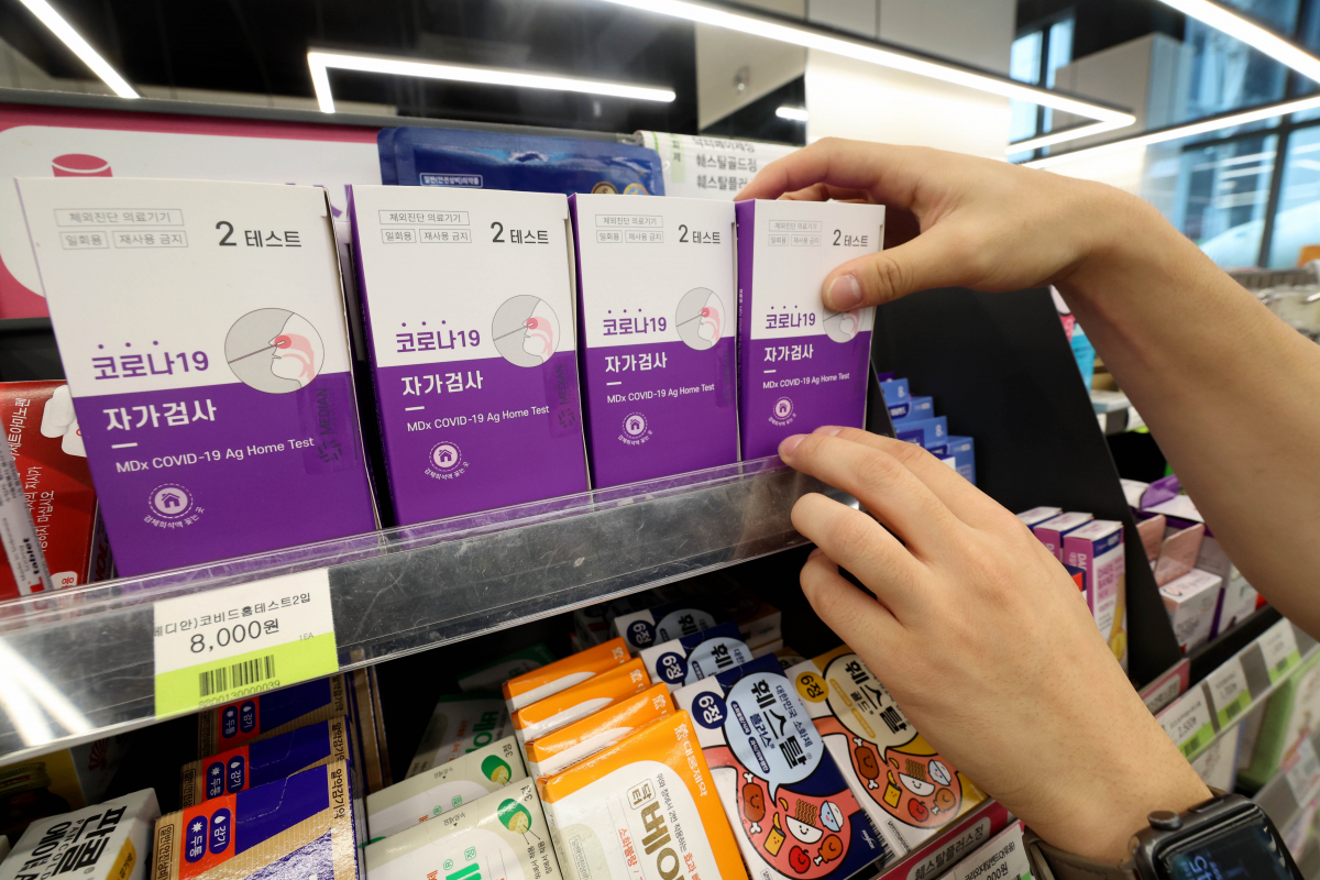 ▲최근 코로나19 신규 확진자 수가 다시 증가하면서 편의점에서의 진단 키트 판매도 크게 늘고 있다. 26일 질병관리청에 따르면 주간 기준 코로나19 확진자 수는 7월 첫째 주(2∼8일) 15만명대, 둘째 주(9∼15일) 18만명대로 늘더니 셋째 주(16∼22일)에는 25만명대로 급증했다. CU에 따르면 이달 18~24일 기준 코로나19 자가진단키트 매출은 직전 주 대비 34.8% 늘었다. 이날 서울의 한 편의점에 코로나19 자가진단키트가 진열돼 있다. 신태현 기자 holjjak@