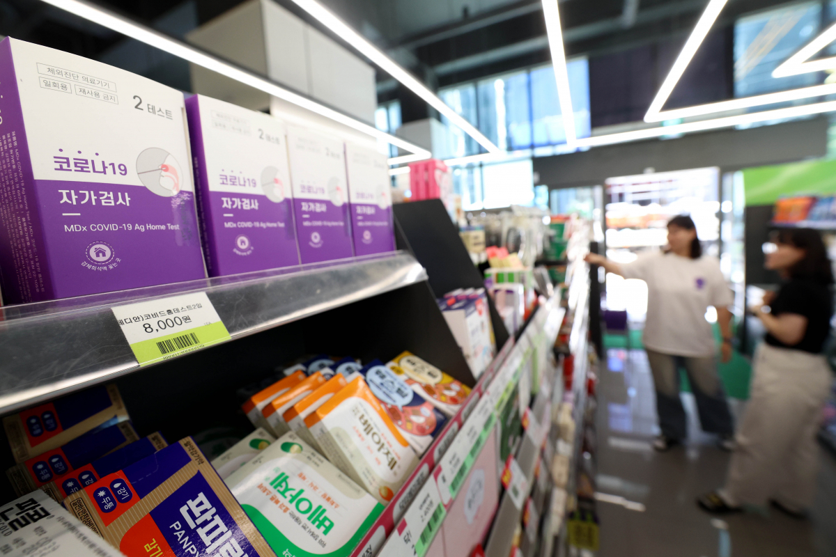 ▲최근 코로나19 신규 확진자 수가 다시 증가하면서 편의점에서의 진단 키트 판매도 크게 늘고 있다. 26일 질병관리청에 따르면 주간 기준 코로나19 확진자 수는 7월 첫째 주(2∼8일) 15만명대, 둘째 주(9∼15일) 18만명대로 늘더니 셋째 주(16∼22일)에는 25만명대로 급증했다. CU에 따르면 이달 18~24일 기준 코로나19 자가진단키트 매출은 직전 주 대비 34.8% 늘었다. 이날 서울의 한 편의점에 코로나19 자가진단키트가 진열돼 있다. 신태현 기자 holjjak@