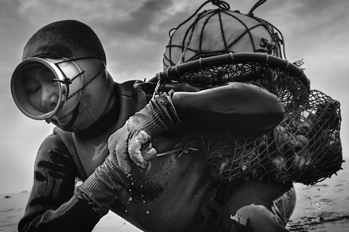 ▲'제주 해녀 사진전'에 전시된 대표 작품 (사진=이랜드)