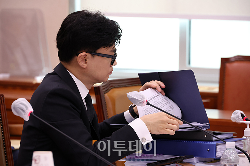 ▲한동훈 법무부 장관이 26일 서울 여의도 국회에서 열린 법제사법위원회 전체회의에서 자료를 살펴보고 있다. 고이란 기자 photoeran@