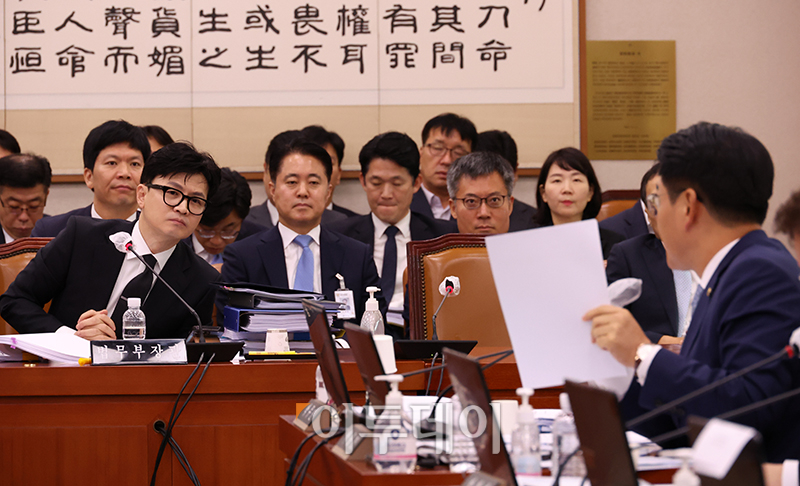 ▲한동훈 법무부 장관이 26일 서울 여의도 국회에서 열린 법제사법위원회 전체회의에서 박용진 더불어민주당 의원의 질의를 경청하고 있다. 고이란 기자 photoeran@