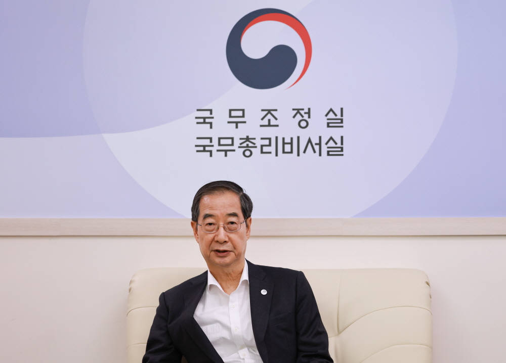 ▲한덕수 국무총리가 26일 정부세종청사에서 열린 출입기자단 백브리핑에서 기자들의 질문에 답변하고 있다. (연합뉴스)