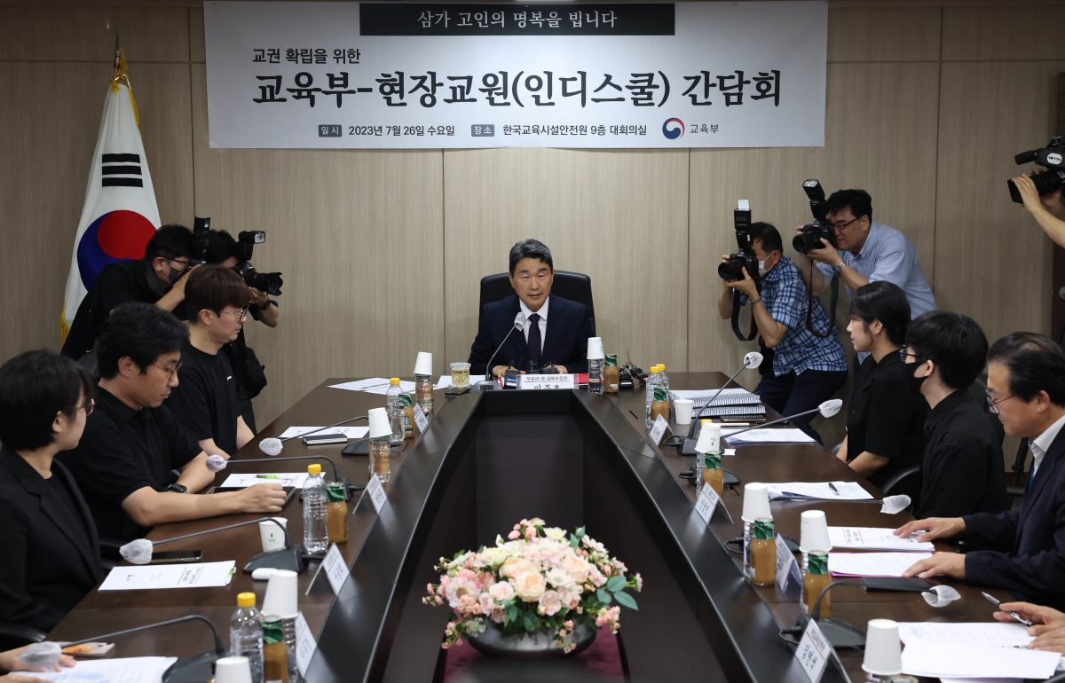 ▲이주호 부총리 겸 교육부 장관이 26일 서울 여의도 한국교육시설안전원에서 열린 ‘교권 확립을 위한 교육부-현장교원(인디스쿨) 간담회’에서 발언하고 있다. 신태현 기자 holjjak@