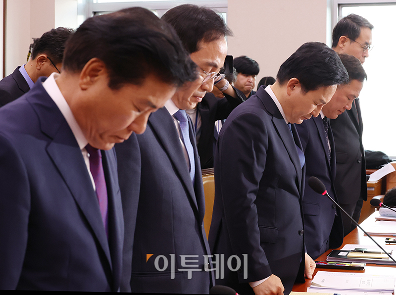 ▲원희룡 국토교통부 장관이 26일 서울 여의도 국회에서 열린 국토교통위원회 전체회의에서 참석자들과 수해 피해 희생자를 위한 묵념을 하고 있다. 고이란 기자 photoeran@