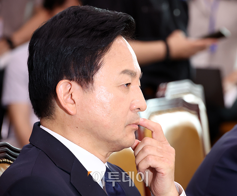 ▲원희룡 국토교통부 장관이 26일 서울 여의도 국회에서 열린 국토교통위원회 전체회의에서 얼굴을 만지고 있다. 고이란 기자 photoeran@