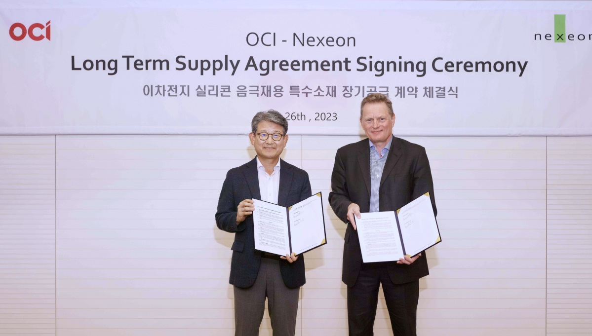 ▲김유신(왼쪽) OCI 사장과 넥세온 스콧 브라운 CEO가 기념사진을 촬영하고 있다. (사진제공=OCI)