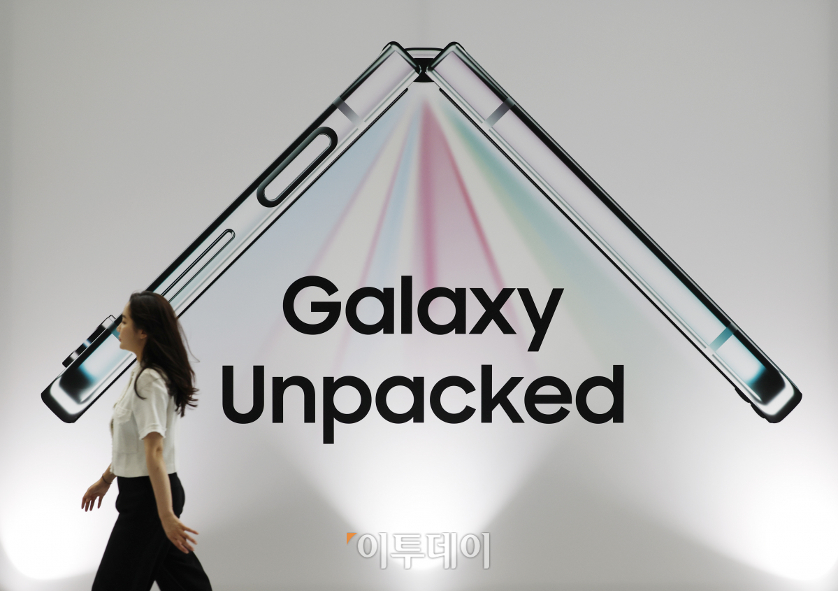 ▲갤럭시 언팩 행사가 열리는 26일 오후 서울 강남구 코엑스에 언팩 홍보물이 설치돼 있다. 삼성전자는 이날 코엑스에서 갤럭시 최초 한국 언팩 행사를 열고 갤럭시Z플립·폴드5와 갤럭시 워치6, 갤럭시 탭 S9 등을 공개한다. 조현호 기자 hyunho@