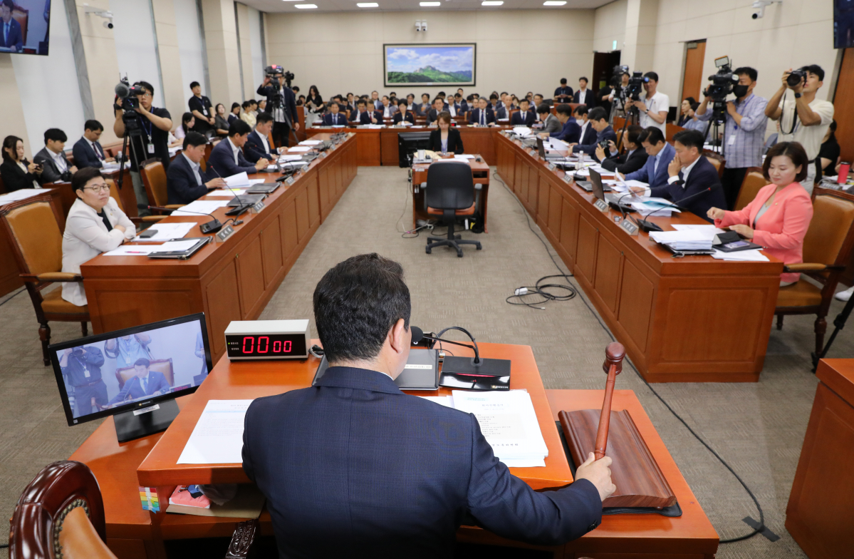 ▲박정 환경노동위원회 위원장이 26일 오후 서울 여의도 국회에서 열린 환경노동위원회 전체회의에서 의사봉을 두드리고 있다. (뉴시스)