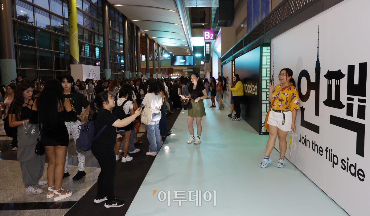 ▲26일 서울 강남구 코엑스에서 열린 갤럭시 언팩 행사에서 참석자들이 기념촬영을 하고 있다. 조현호 기자 hyunho@