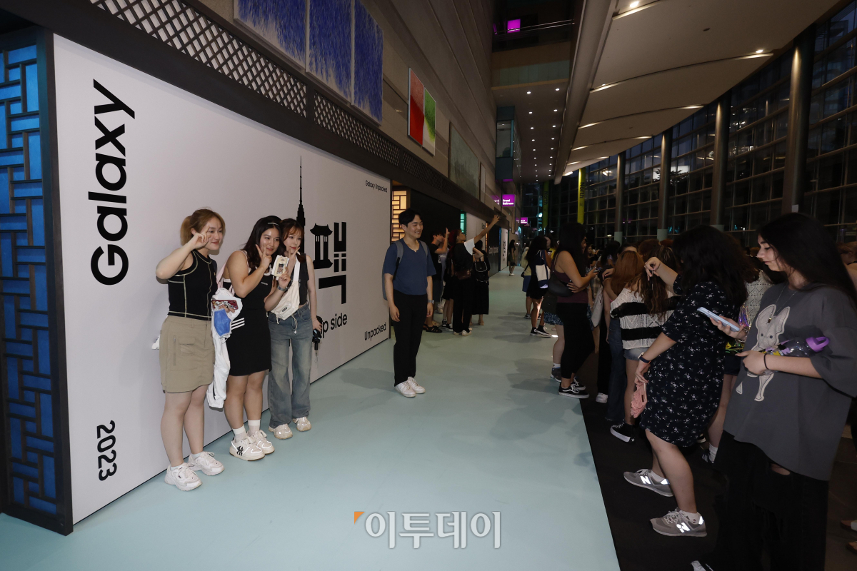 ▲26일 서울 강남구 코엑스에서 열린 갤럭시 언팩 행사에서 참석자들이 기념촬영을 하고 있다. 조현호 기자 hyunho@