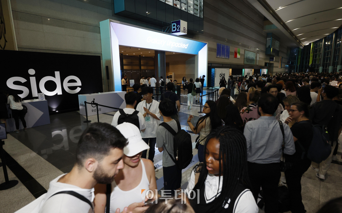 ▲26일 서울 강남구 코엑스에서 열린 갤럭시 언팩 행사에서 참석자들이 행사장에 입장하기 위해 대기하고 있다. 조현호 기자 hyunho@