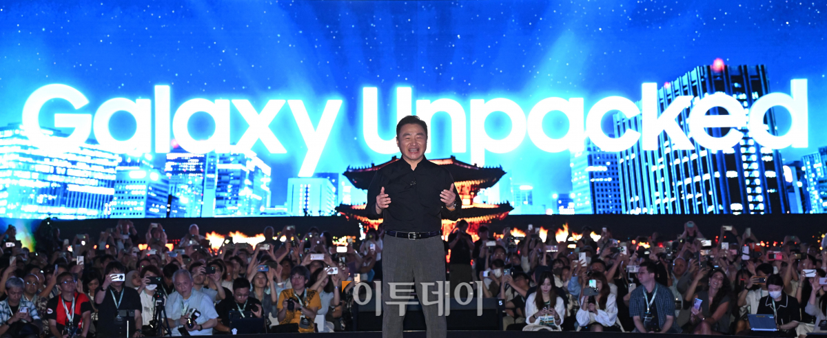 ▲삼성전자 MX사업부장 노태문 사장이 26일 서울 강남구 코엑스에서 열린 갤럭시 언팩 행사에서 환영사를 하고 있다. 조현호 기자 hyunho@