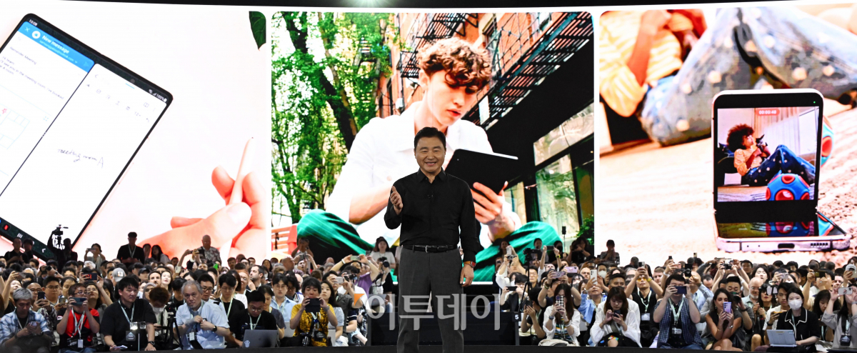 ▲삼성전자 MX사업부장 노태문 사장이 26일 서울 강남구 코엑스에서 열린 갤럭시 언팩 행사에서 환영사를 하고 있다. 조현호 기자 hyunho@