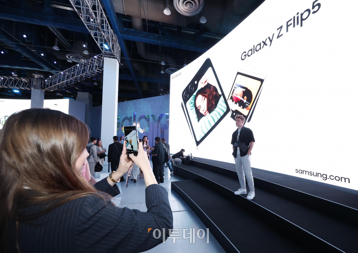 ▲26일 서울 강남구 코엑스에서 열린 갤럭시 언팩 행사에서 참석자들이 기념촬영을 하고 있다. 조현호 기자 hyunho@