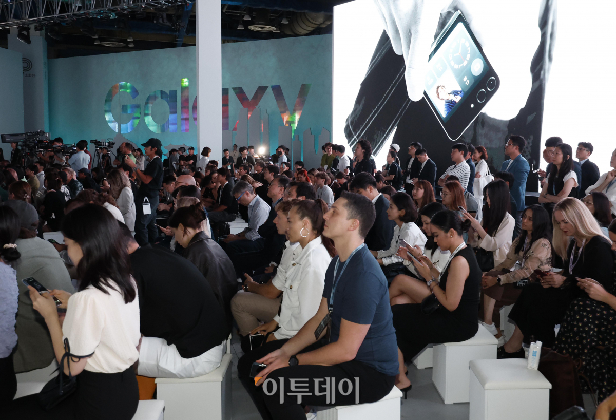 ▲26일 서울 강남구 코엑스에서 열린 갤럭시 언팩 행사가 참석자들로 붐비고 있다. 조현호 기자 hyunho@